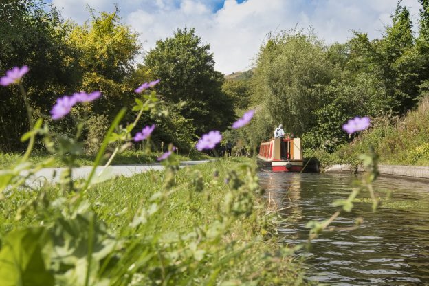 Ffilm yn dangos cyrchfannau poblogaidd i dwristiaid yn Sir Ddinbych